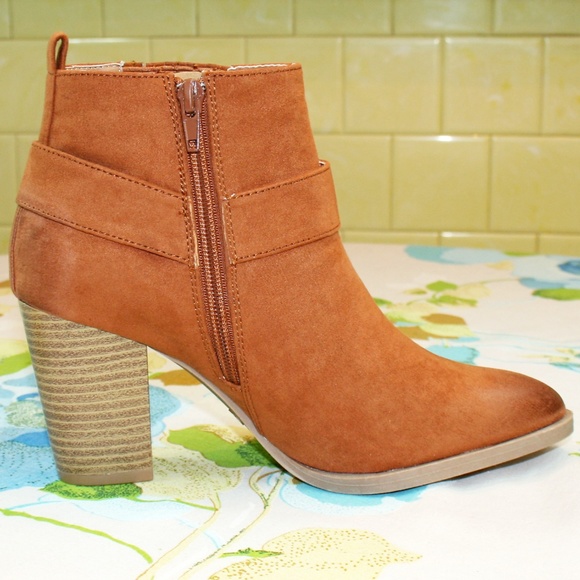 ⚡LAST PAIR!⚡ Embroidered & Harness Ankle Boot NIB - Picture 3 of 8